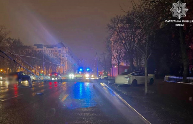 В Киеве электроопора упала на проезжую часть из-за ДТП – движение транспорта затруднено
