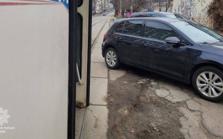В Киеве «герой парковки» заблокировал движение трамвая