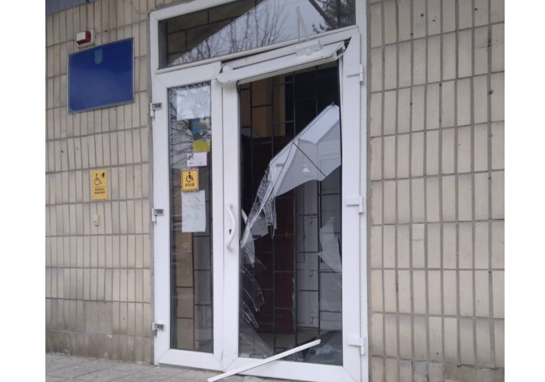 На Сумщині внаслідок авіаудару уламками пошкоджена будівля суду
