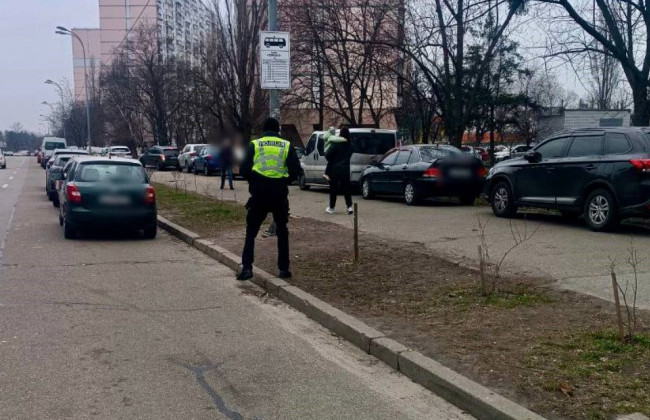 В Киеве полиция занялась водителями, которые припарковались у мест остановок маршруток