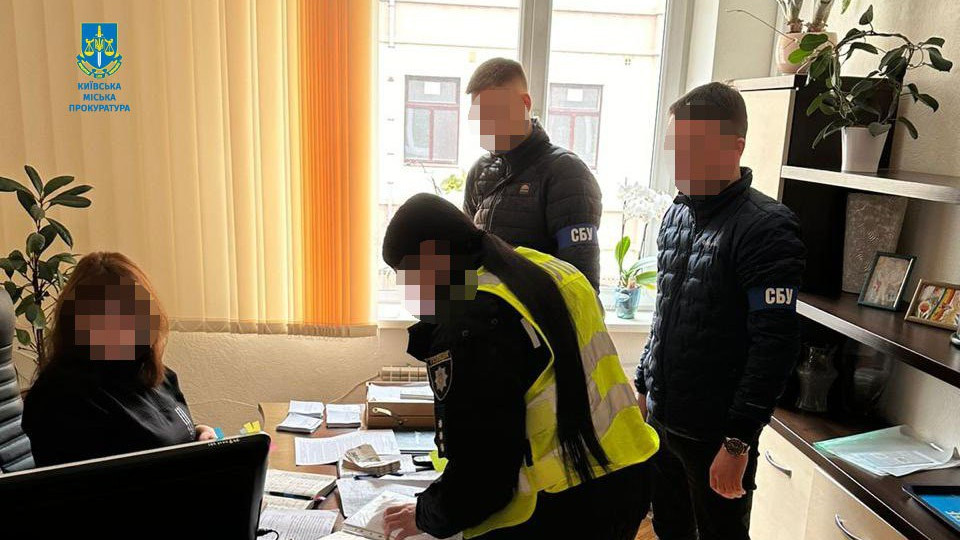 Требовала ₴50000 за предоставление коммунального помещения в аренду: сообщено о подозрении заместителю директора КП в Киеве