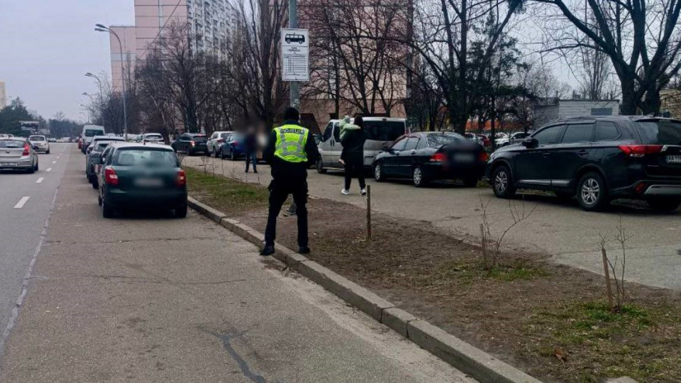 У Києві поліція зайнялась водіями, які припаркувалися біля місць зупинок маршруток