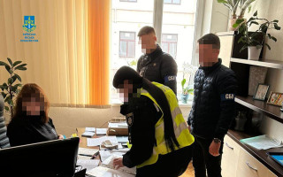 Требовала ₴50000 за предоставление коммунального помещения в аренду: сообщено о подозрении заместителю директора КП в Киеве