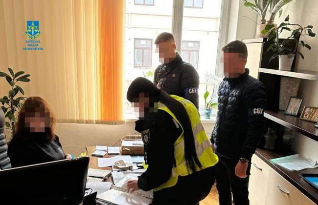 Требовала ₴50000 за предоставление коммунального помещения в аренду: сообщено о подозрении заместителю директора КП в Киеве