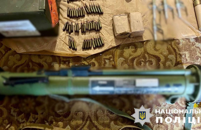 На Киевщине мужчина хранил дома гранаты, гранатометы и более 1200 патронов