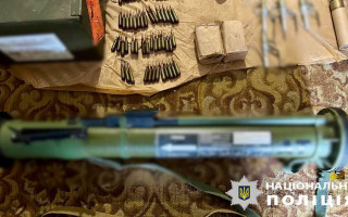 На Киевщине мужчина хранил дома гранаты, гранатометы и более 1200 патронов