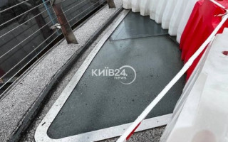 На пешеходно-велосипедном мосту в Киеве заметили поврежденное стекло