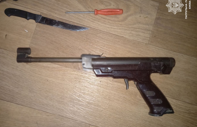 В Киеве вызов патрульных о нарушении тишины завершился изъятием оружия