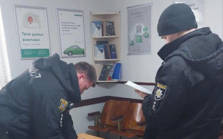Поліцейські вилучили у водія посвідчення, але у сервісному центрі виявилося, що документ належить іншій особі