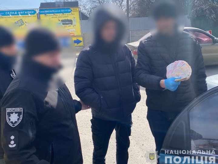 До 100 000 грн взяток в месяц за выдачу удостоверений трактористов: в Харьковской области разоблачили чиновника