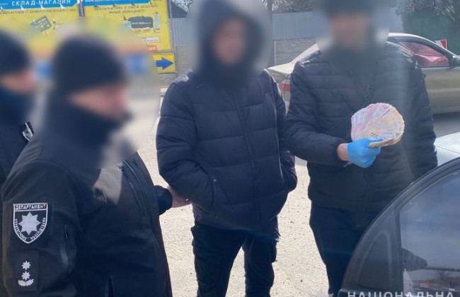 До 100 000 грн взяток в месяц за выдачу удостоверений трактористов: в Харьковской области разоблачили чиновника