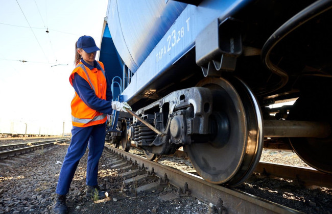 В Укрзализныце объяснили, зачем стучат по колесам вагонов поезда