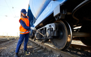 В Укрзалізниці пояснили, нащо стукають по колесам вагонів поїзда