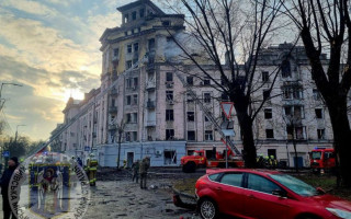 У Шевченківському районі Києва виявлено бойову частину ракети біля багатоповерхівки, відео