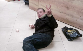 В Днепре мужчина разбил витрину магазина и устроился на полу с кофе в руке