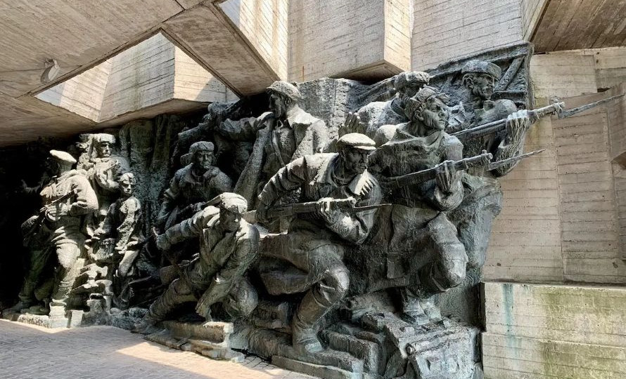 Музей війни біля Батьківщини-Матері демонтує всі горельєфи і пам’ятники