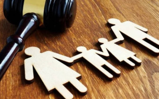 Засуджений чоловік хотів стягнути 100 тисяч з цивільної дружини за невиконання рішення суду про усунення перешкод у спілкуванні з дітьми