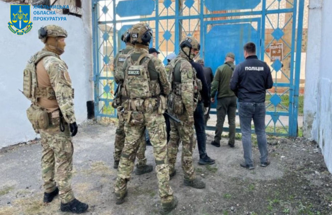 В Хмельницкой области мужчины поставляли в колонию наркотики в кондитерских изделиях и детском питании