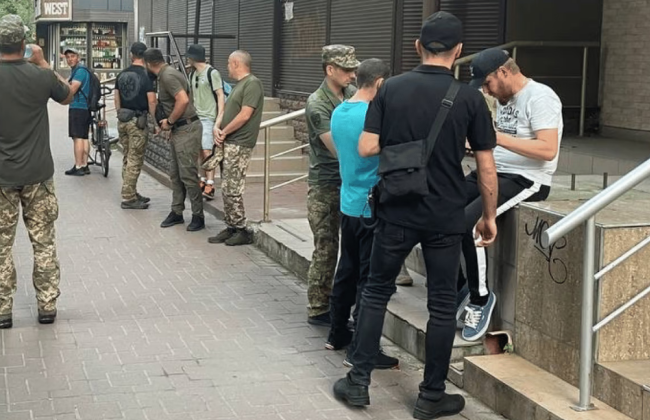 Працівника, який мав бронювання, примусово мобілізували та відправили у військову частину: що вирішив суд