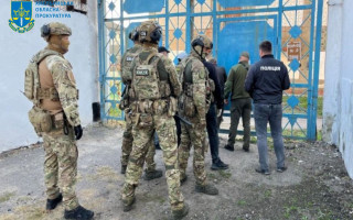 В Хмельницкой области мужчины поставляли в колонию наркотики в кондитерских изделиях и детском питании