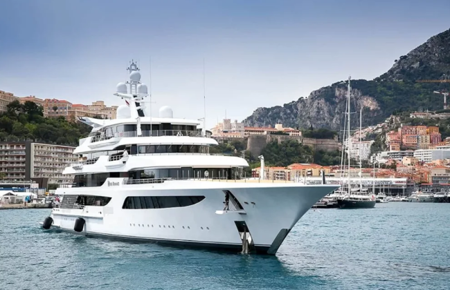 АРМА выставило на продажу арестованную элитную яхту Медведчука