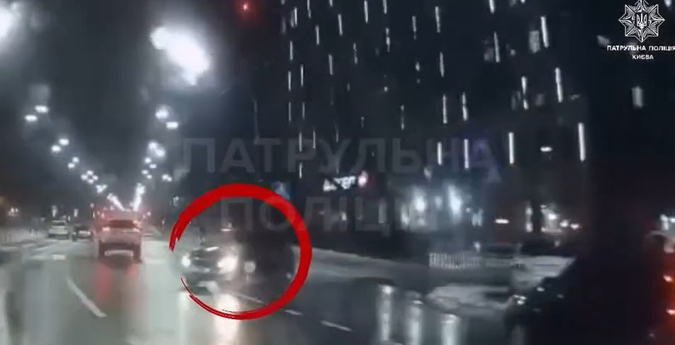 В Киеве водитель создал аварийную ситуацию на дороге и скрылся: теперь его ждет суд, видео