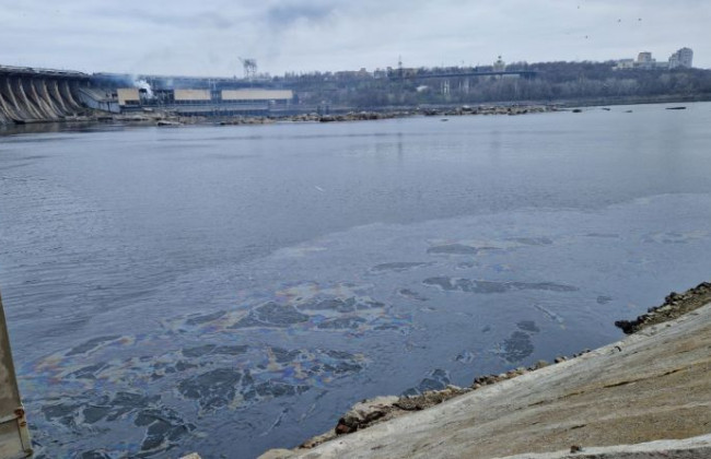 В результате атаки на Днепровскую ГЭС произошла утечка нефтепродуктов в Днепр, фото