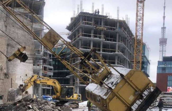 В Киеве на строительной площадке перевернулся кран