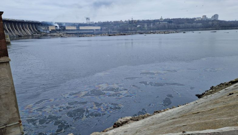 В результате атаки на Днепровскую ГЭС произошла утечка нефтепродуктов в Днепр, фото
