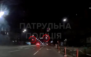 Проїхав на червоний сигнал світлофора на очах у поліції: у Києві покарали водія Mercedes, відео