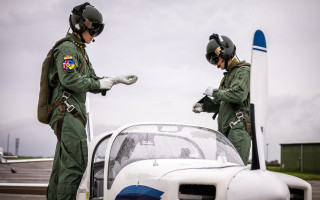 Міноборони Британії показало випуск перших українських пілотів, які навчалися на F-16: фото