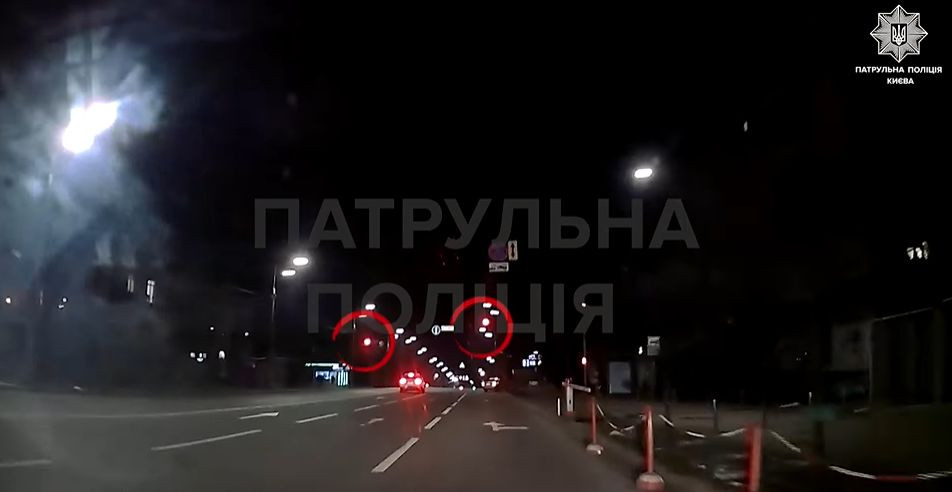 Проехал на красный сигнал светофора на глазах у полиции: в Киеве наказали водителя Mercedes, видео