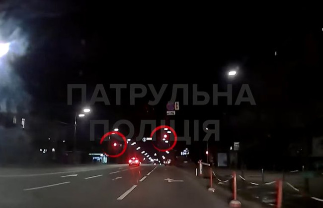 Проїхав на червоний сигнал світлофора на очах у поліції: у Києві покарали водія Mercedes, відео