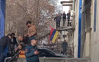 В Армении вооруженные люди ворвались в участок полиции, началась стрельба