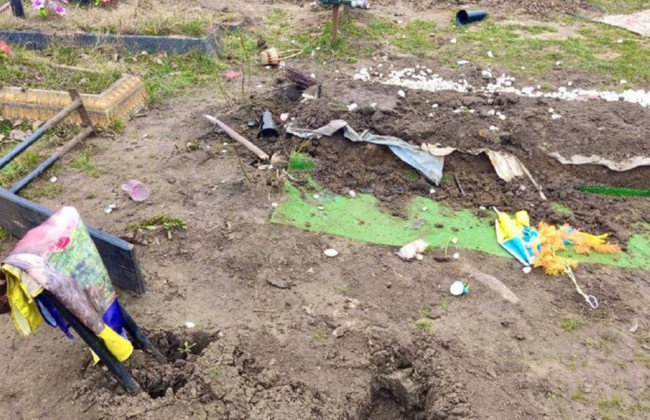 В Житомирской области мужчина повредил могилу военного: свои действия объяснил ревностью к бывшей жене