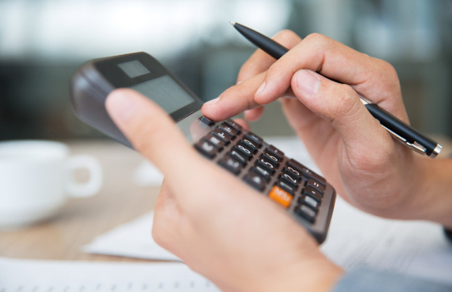 ФЛП на общей системе налогообложения выплачивает работнику больничные: включать ли в расходы