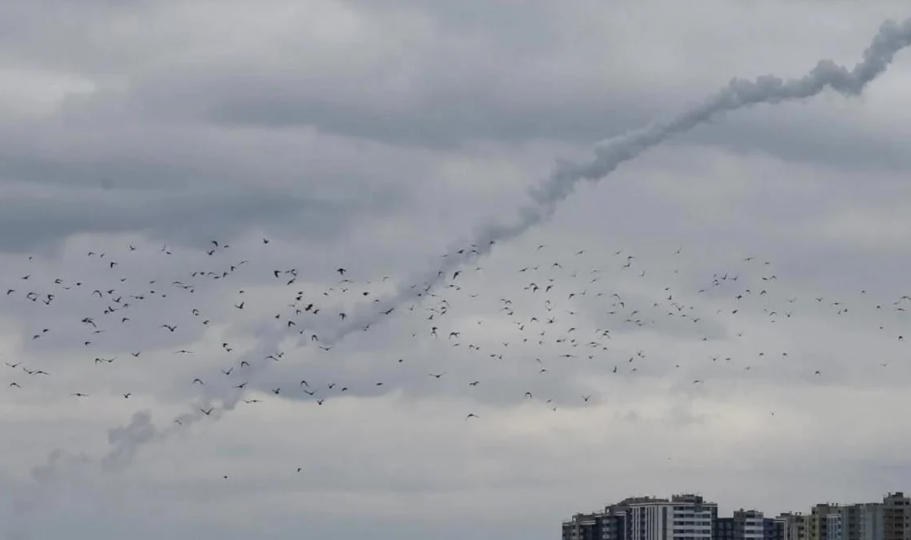 У Києві сили ППО збили близько 10 ворожих ракет: у КМВА розповіли подробиці атаки