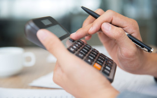 ФЛП на общей системе налогообложения выплачивает работнику больничные: включать ли в расходы