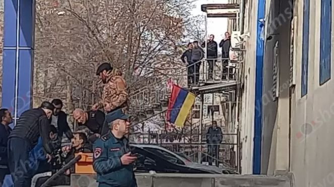 В Армении вооруженные люди ворвались в участок полиции, началась стрельба