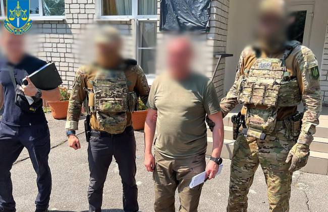 Боевые доплаты на сумму почти миллион тем, кто не был на передовой: будут судить экс-главу Запорожского военкомата