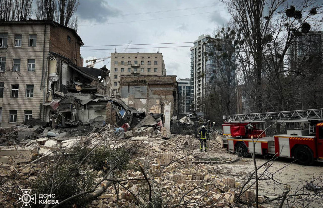 Спасатели показали последствия атаки россиян в разных районах Киева, фото