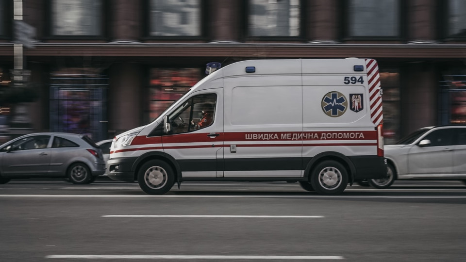 За ненадання переваги у русі машинам швидкої медичної допомоги чи пожежної служби зможуть позбавляти прав на рік
