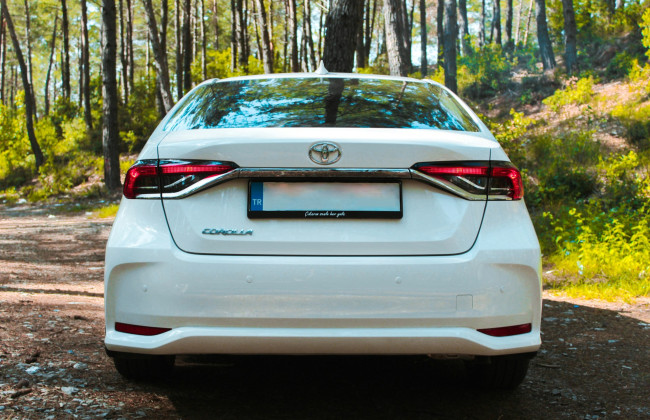 Toyota впервые за последние 20 лет уступила лидерство электрокару Tesla в мировых продажах