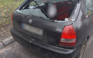 У Києві жінка ломом розтрощила автомобіль знайомого