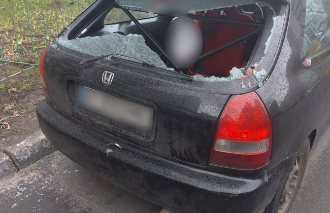 В Киеве женщина ломом разбила автомобиль знакомого