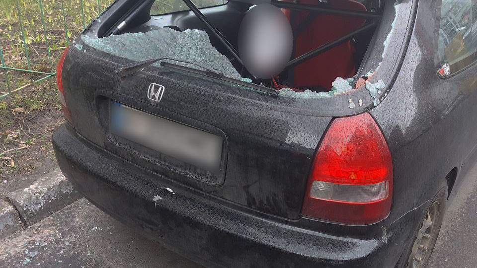 В Киеве женщина ломом разбила автомобиль знакомого