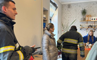 «Як нас можна зламати?» – у Києві дівчина продовжила готувати каву у зруйнованому після удару росіян кафе