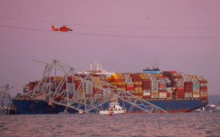 На мосту в Балтіморі працювали підрядники, коли в нього врізалося вантажне судно