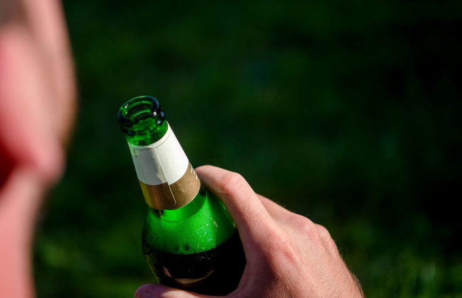 В Киевской области женщину привлекли к ответственности за то, что ее сын распивал спиртное возле гаражей