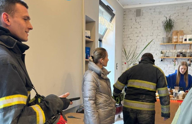 «Как нас можно сломать? – в Киеве девушка продолжила готовить кофе в разрушенном после удара россиян кафе